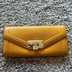 Michael Kors Honeycomb Wallet